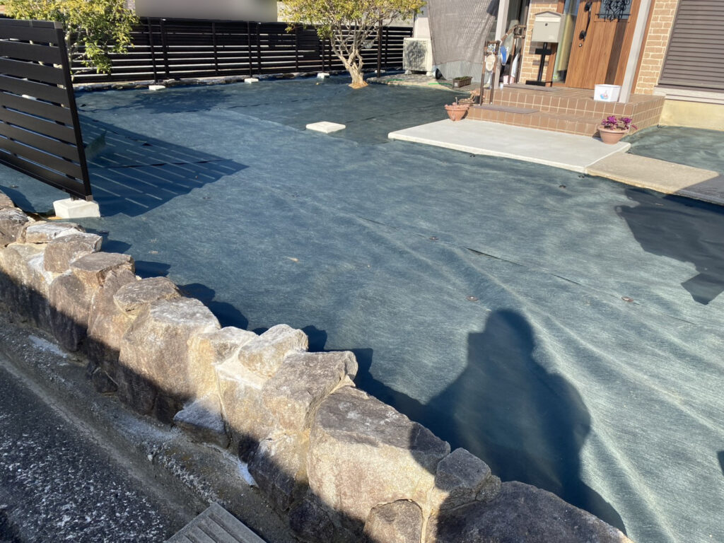 【綾川町Ｓ様邸】庭じまい工事｜目隠しフェンス完了✨土スペースの雑草対策に、防草シートを敷きます (株)カインズガーデン