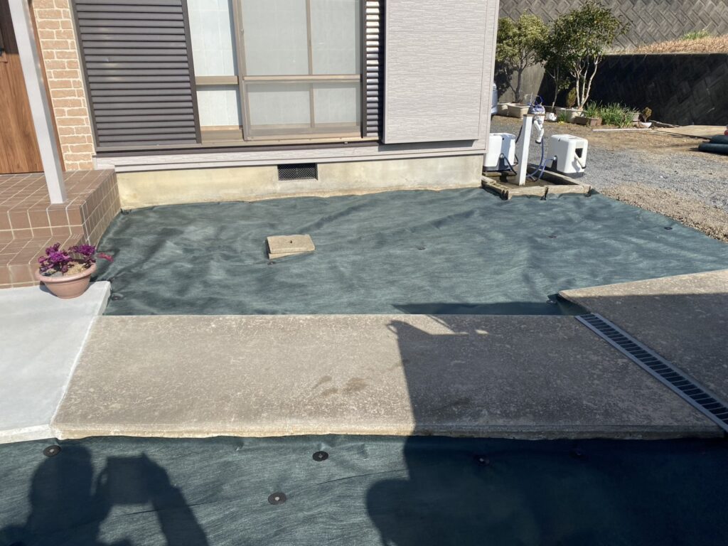 【綾川町Ｓ様邸】庭じまい工事｜目隠しフェンス完了✨土スペースの雑草対策に、防草シートを敷きます (株)カインズガーデン