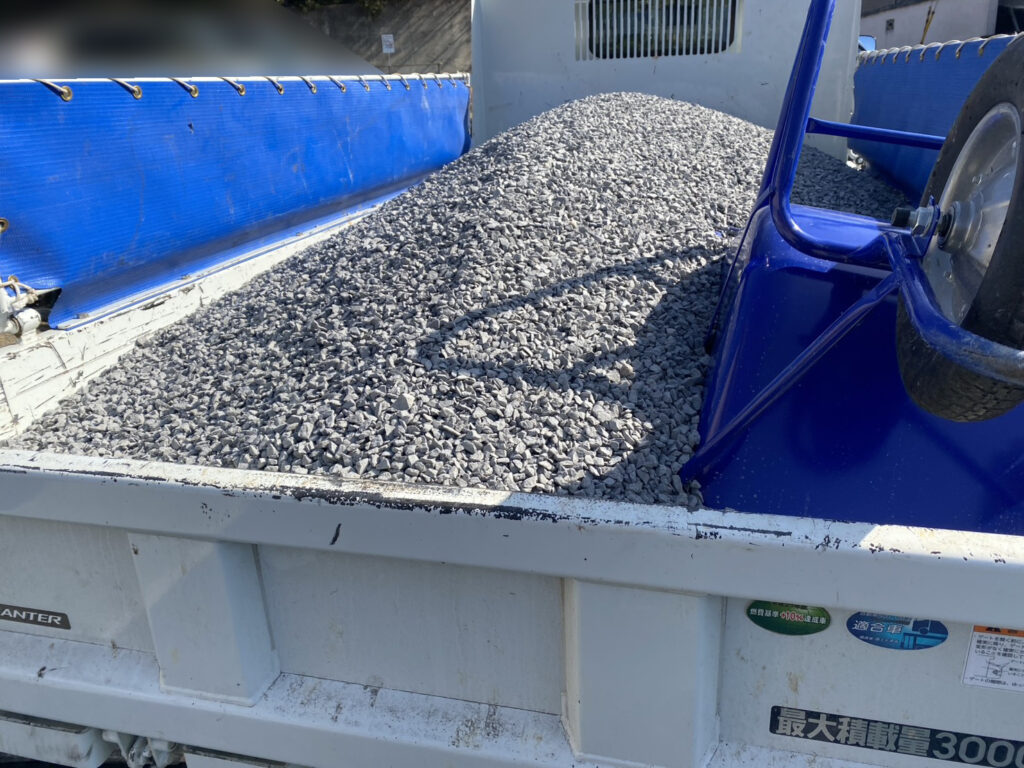 【綾川町Ｓ様邸】庭じまい工事｜目隠しフェンス完了✨土スペースの雑草対策に、防草シートを敷きます (株)カインズガーデン