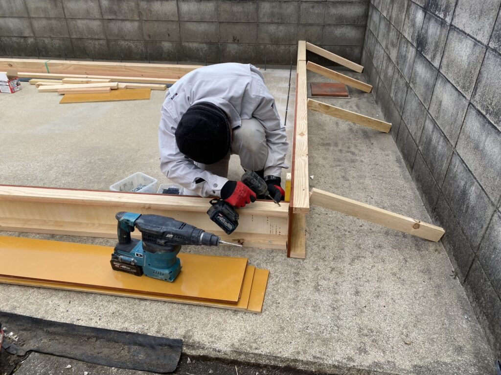 【香川町Ｖ様邸】バイクガレージ工事｜ガレージＲＣ基礎の型枠完了。コンクリートの流し込みも完了 (株)カインズガーデン