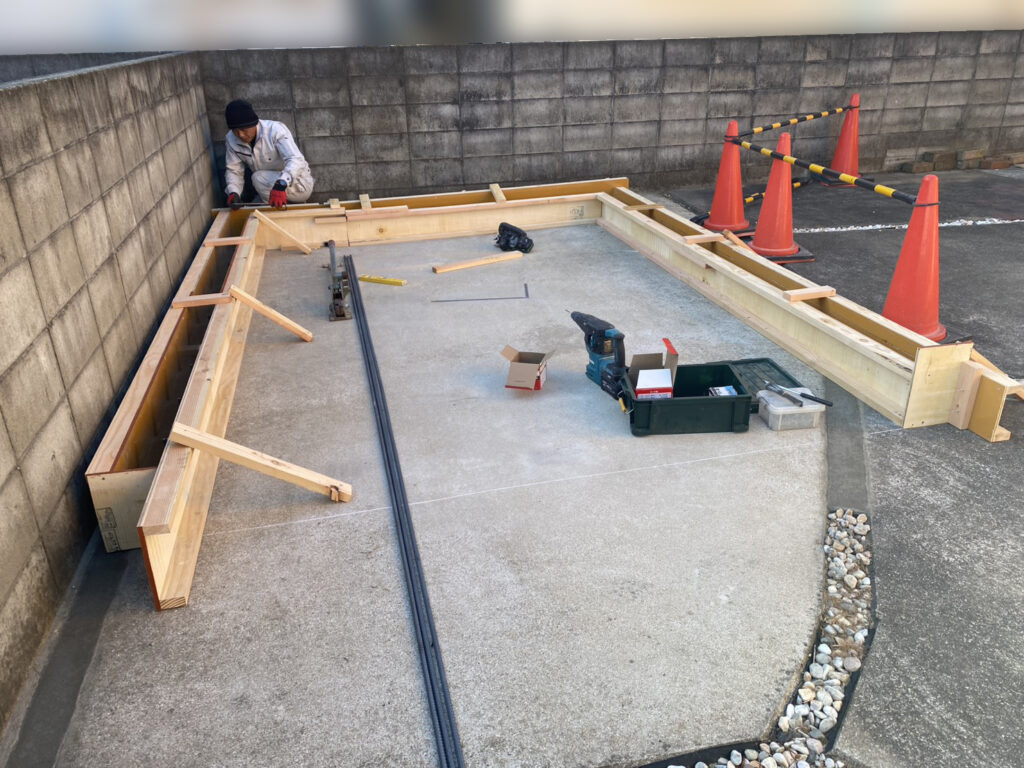 【香川町Ｖ様邸】バイクガレージ工事｜ガレージＲＣ基礎の型枠完了。コンクリートの流し込みも完了 (株)カインズガーデン