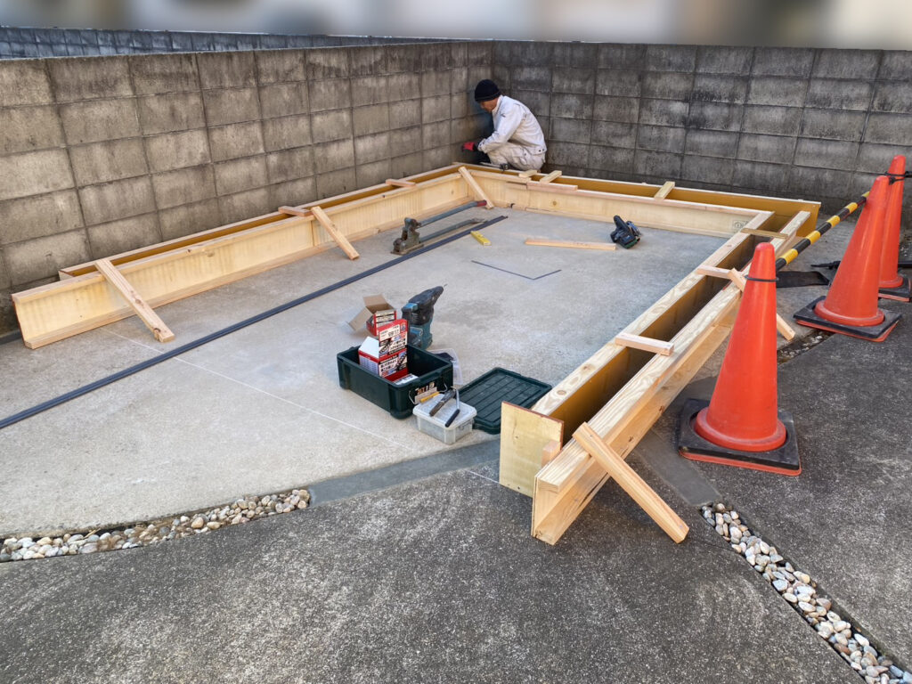 【香川町Ｖ様邸】バイクガレージ工事｜ガレージＲＣ基礎の型枠完了。コンクリートの流し込みも完了 (株)カインズガーデン