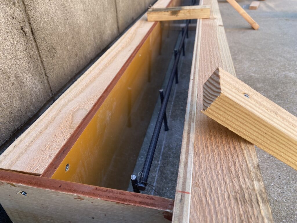 【香川町Ｖ様邸】バイクガレージ工事｜ガレージＲＣ基礎の型枠完了。コンクリートの流し込みも完了 (株)カインズガーデン