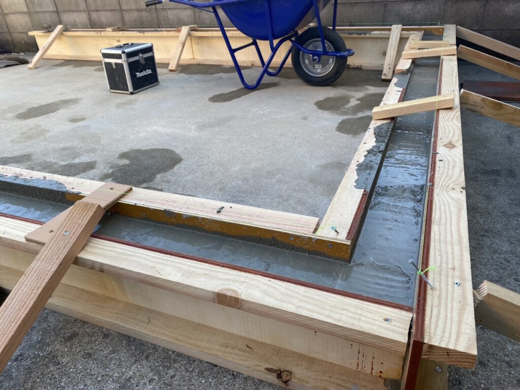 【香川町Ｖ様邸】バイクガレージ工事｜ガレージＲＣ基礎の型枠完了。コンクリートの流し込みも完了 (株)カインズガーデン