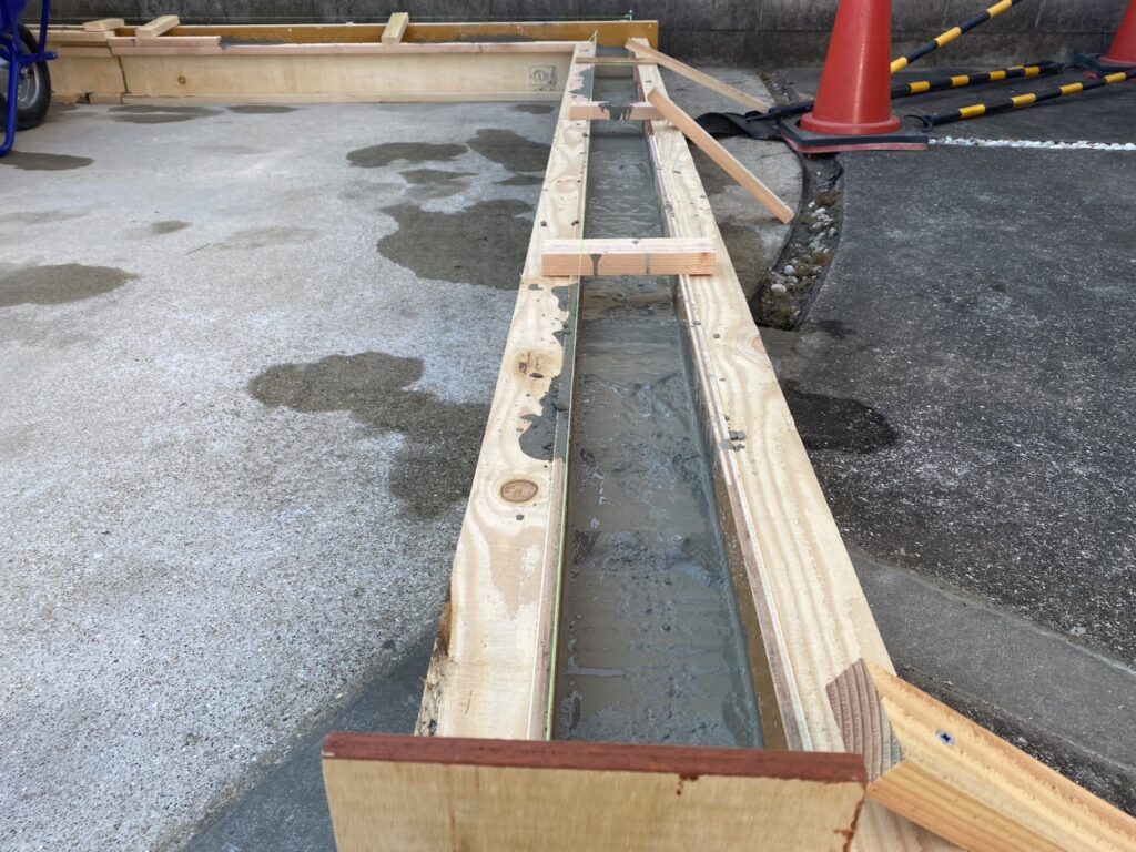 【香川町Ｖ様邸】バイクガレージ工事｜ガレージＲＣ基礎の型枠完了。コンクリートの流し込みも完了 (株)カインズガーデン