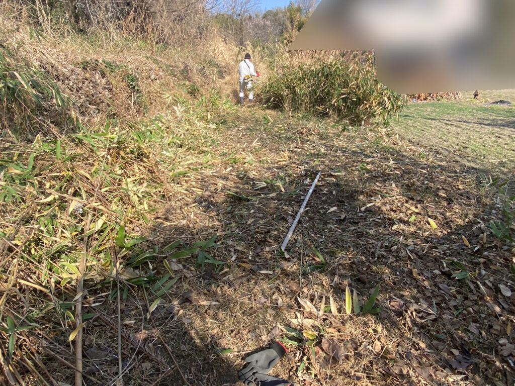 【多度津町Ｓ様所有地】雑草対策工事着工⛑｜伸びた雑草を撤去しスッキリにします (株)カインズガーデン｜香川県の庭仕舞い工事