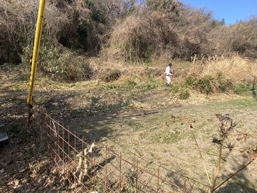 【多度津町Ｓ様所有地】雑草対策工事着工⛑｜伸びた雑草を撤去しスッキリにします (株)カインズガーデン｜香川県の庭仕舞い工事
