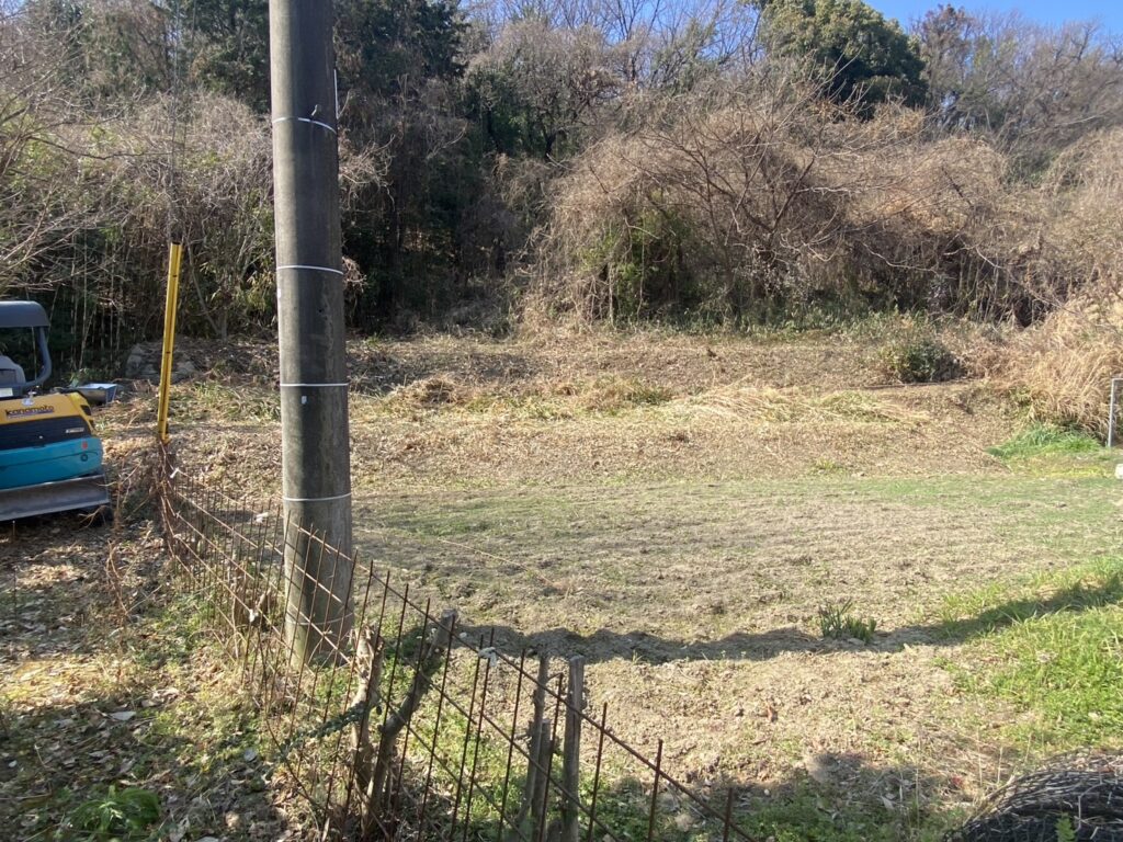 【多度津町Ｓ様所有地】雑草対策工事着工⛑｜伸びた雑草を撤去しスッキリにします (株)カインズガーデン｜香川県の庭仕舞い工事