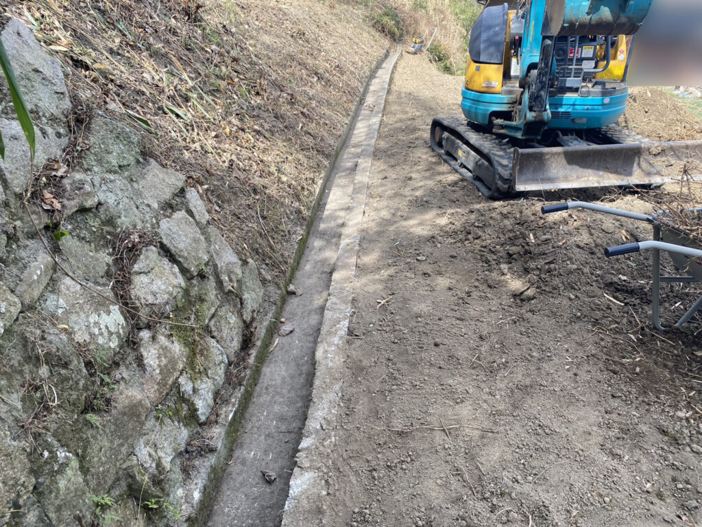 【多度津町Ｓ様所有地】雑草対策工事｜雑草撤去しスッキリ✨一面に張り放題の笹の根っこも撤去します (株)カインズガーデン