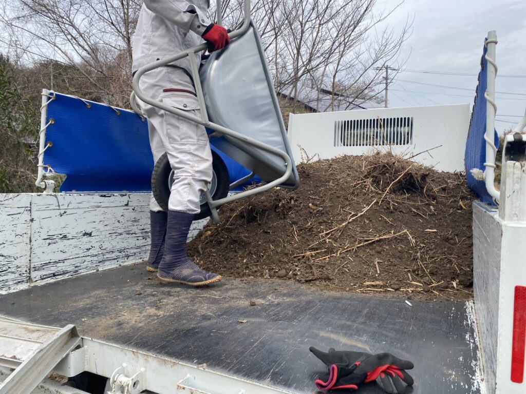 【多度津町Ｓ様所有地】雑草対策工事｜雑草撤去しスッキリ✨一面に張り放題の笹の根っこも撤去します (株)カインズガーデン