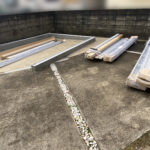 【香川町Ｖ様邸】バイクガレージ工事｜RC基礎きれいに完成！さっそくバイクガレージを設置します (株)カインズガーデン