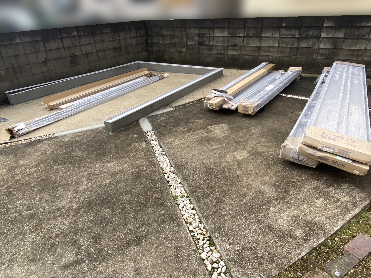 【香川町Ｖ様邸】バイクガレージ工事｜RC基礎きれいに完成！さっそくバイクガレージを設置します (株)カインズガーデン