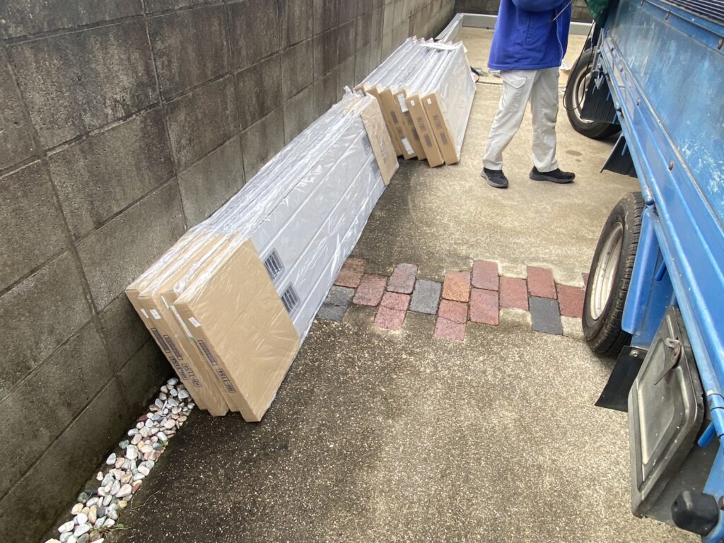 【香川町Ｖ様邸】バイクガレージ工事｜RC基礎きれいに完成！さっそくバイクガレージを設置します (株)カインズガーデン