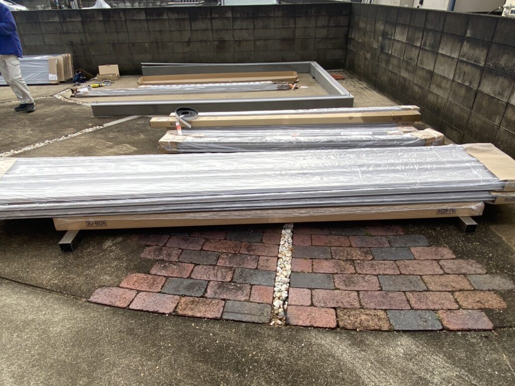 【香川町Ｖ様邸】バイクガレージ工事｜RC基礎きれいに完成！さっそくバイクガレージを設置します (株)カインズガーデン