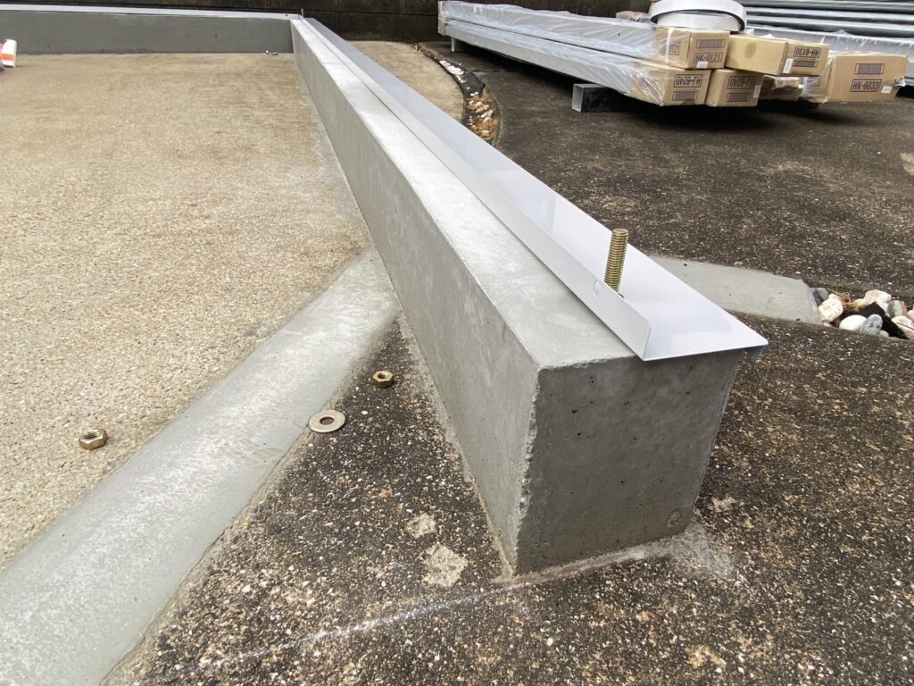 【香川町Ｖ様邸】バイクガレージ工事｜RC基礎きれいに完成！さっそくバイクガレージを設置します (株)カインズガーデン