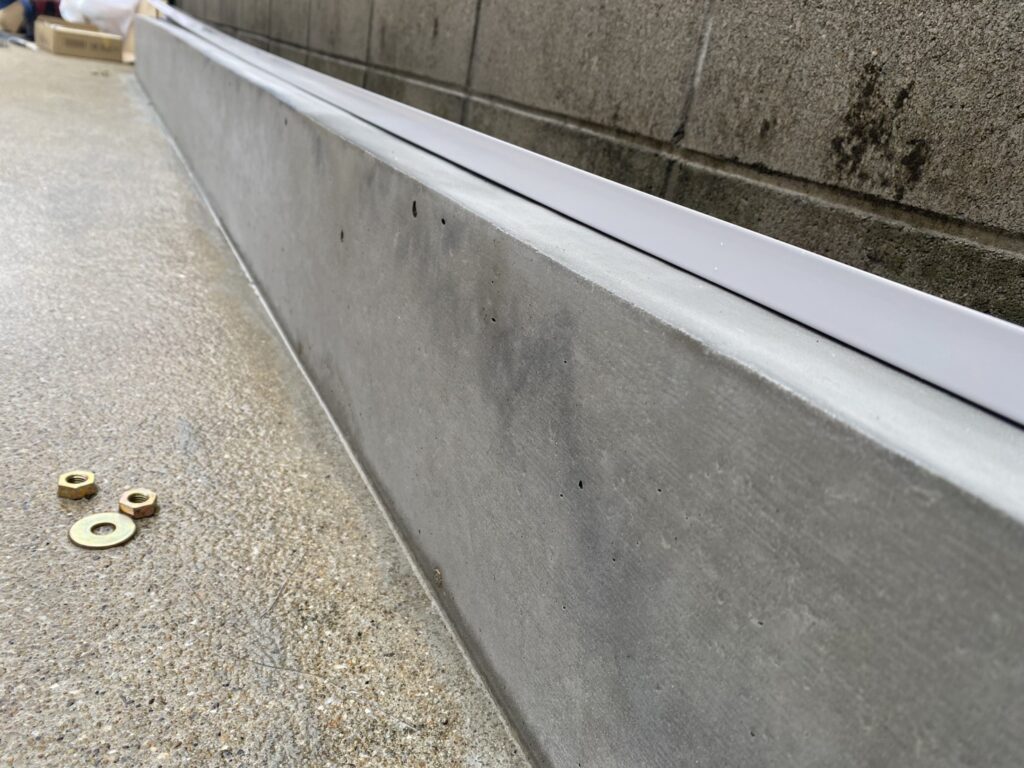 【香川町Ｖ様邸】バイクガレージ工事｜RC基礎きれいに完成！さっそくバイクガレージを設置します (株)カインズガーデン