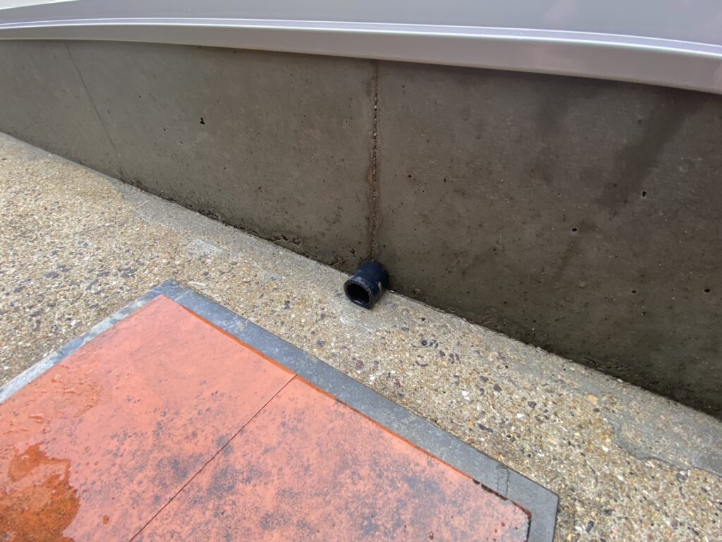 【香川町Ｖ様邸】バイクガレージ工事｜RC基礎きれいに完成！さっそくバイクガレージを設置します (株)カインズガーデン