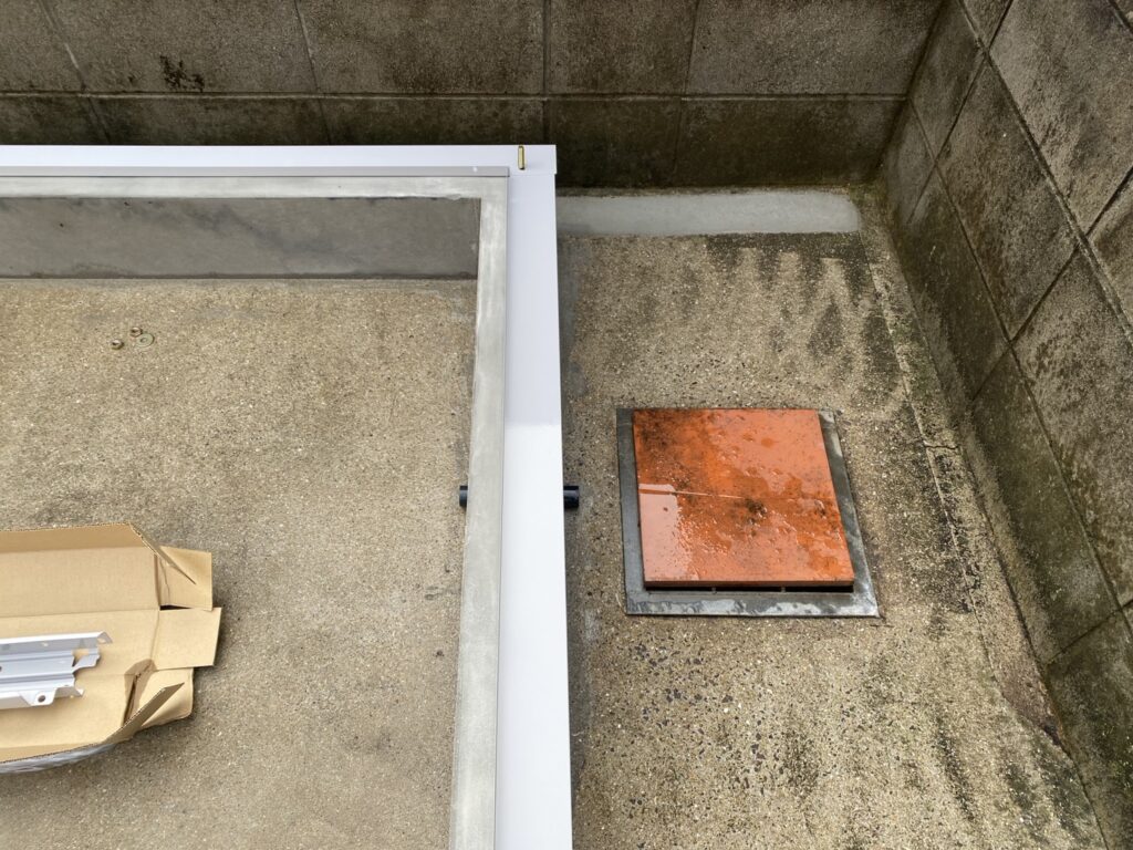 【香川町Ｖ様邸】バイクガレージ工事｜RC基礎きれいに完成！さっそくバイクガレージを設置します (株)カインズガーデン