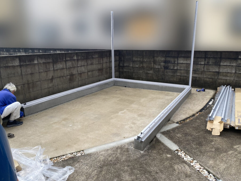 【香川町Ｖ様邸】バイクガレージ工事｜RC基礎きれいに完成！さっそくバイクガレージを設置します (株)カインズガーデン