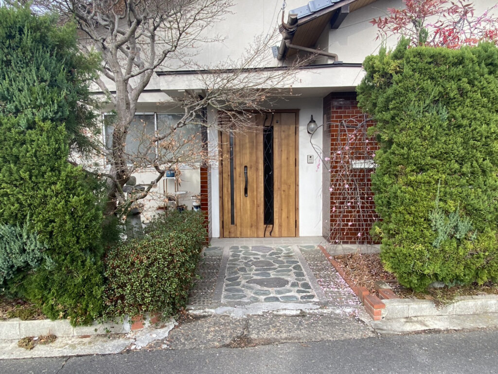 【高松市Ｋ様邸】庭じまい工事着工⛑｜生垣のカイヅカや花壇・庭木植栽撤去＆サイクルポート移設します (株)カインズガーデン