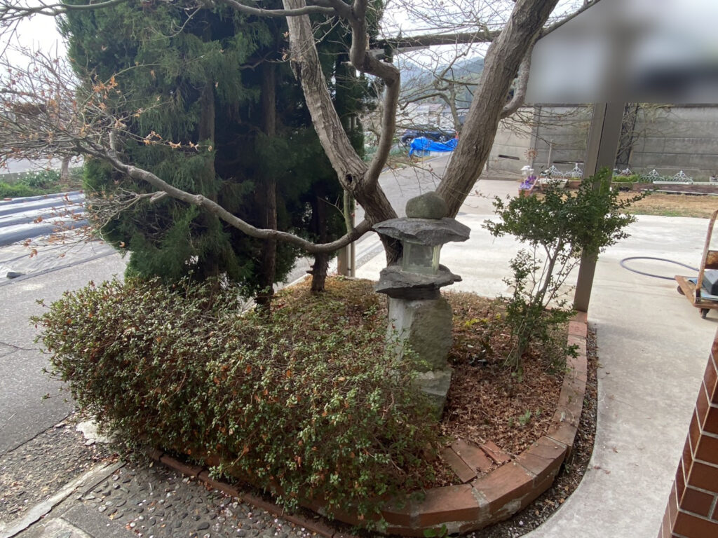 【高松市Ｋ様邸】庭じまい工事着工⛑｜生垣のカイヅカや花壇・庭木植栽撤去＆サイクルポート移設します (株)カインズガーデン