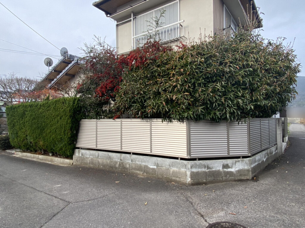 【高松市Ｋ様邸】庭じまい工事着工⛑｜生垣のカイヅカや花壇・庭木植栽撤去＆サイクルポート移設します (株)カインズガーデン