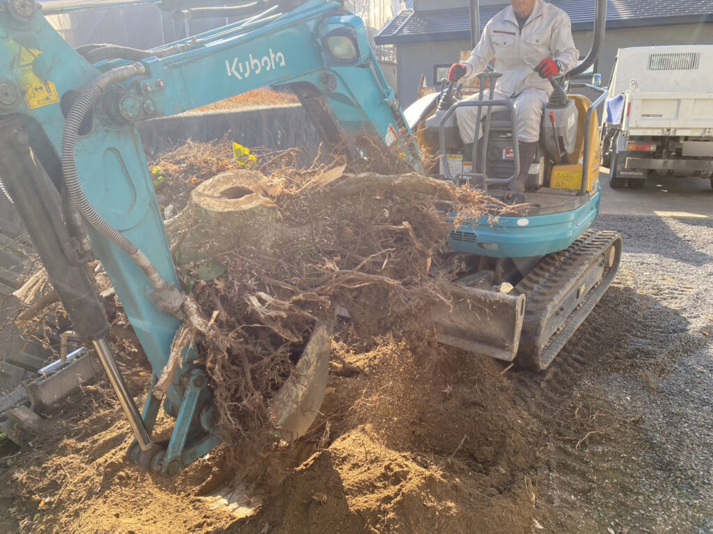 【綾川町Ｓ様邸】庭じまい工事｜生垣や庭木庭石の撤去完了👌生垣に代わる目隠しフェンスを設置します (株)カインズガーデン