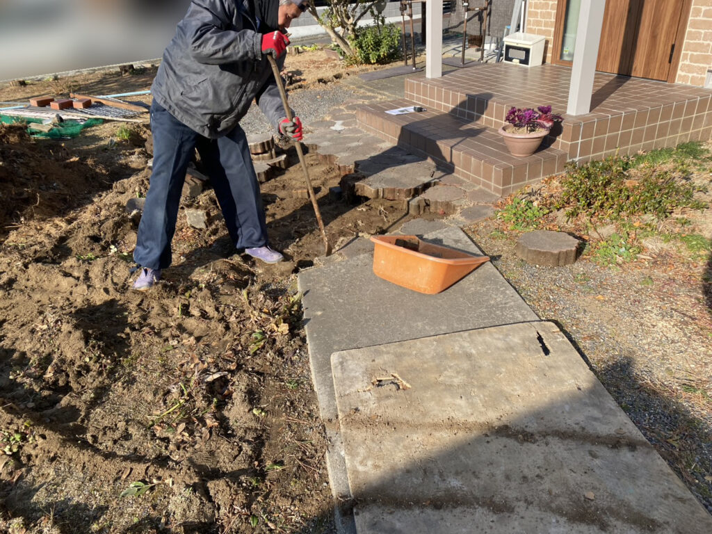 【綾川町Ｓ様邸】庭じまい工事｜生垣や庭木庭石の撤去完了👌生垣に代わる目隠しフェンスを設置します (株)カインズガーデン