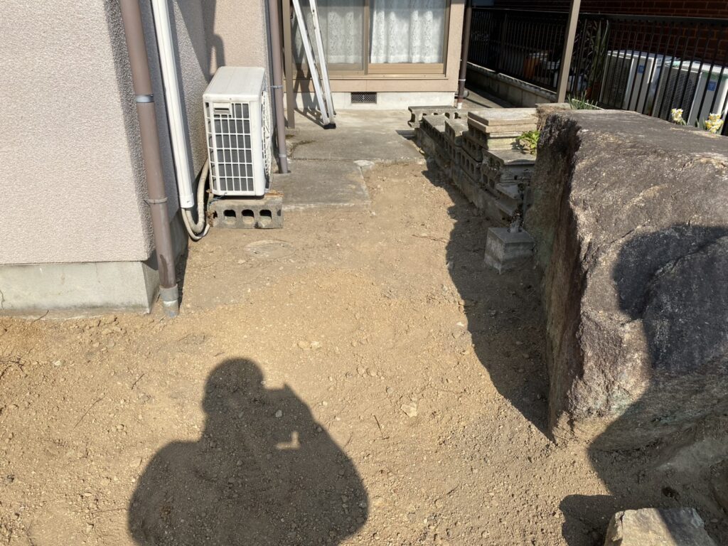 【香川町Ｈ様邸】駐車場拡張＆庭じまい工事｜鋤取り完了！新たな駐車スペースの土間コンクリート打設中 (株)カインズガーデン