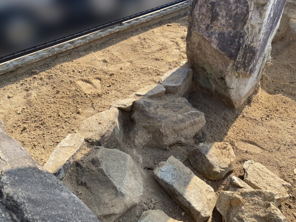 【香川町Ｈ様邸】駐車場拡張＆庭じまい工事｜鋤取り完了！新たな駐車スペースの土間コンクリート打設中 (株)カインズガーデン