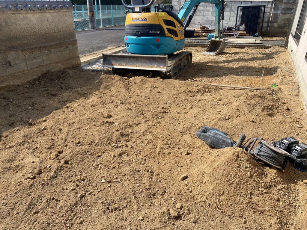 【香川町Ｈ様邸】駐車場拡張＆庭じまい工事｜鋤取り完了！新たな駐車スペースの土間コンクリート打設中 (株)カインズガーデン