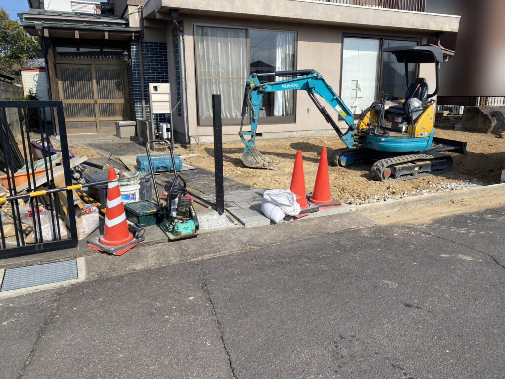 【香川町Ｈ様邸】駐車場拡張＆庭じまい工事｜鋤取り完了！新たな駐車スペースの土間コンクリート打設中 (株)カインズガーデン