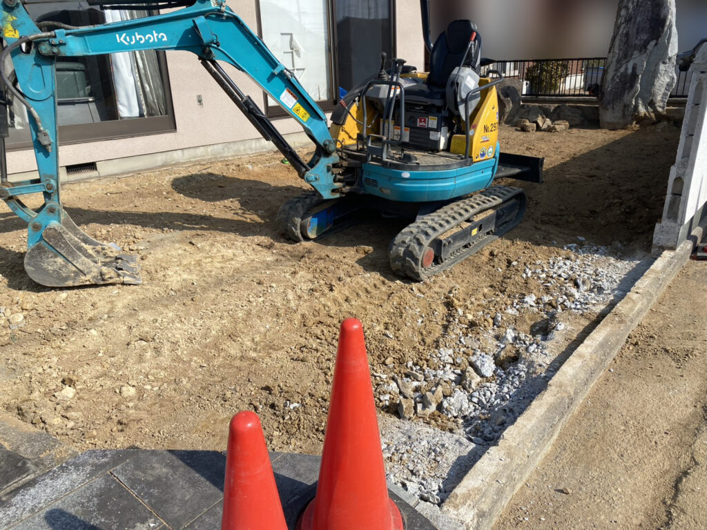 【香川町Ｈ様邸】駐車場拡張＆庭じまい工事｜鋤取り完了！新たな駐車スペースの土間コンクリート打設中 (株)カインズガーデン