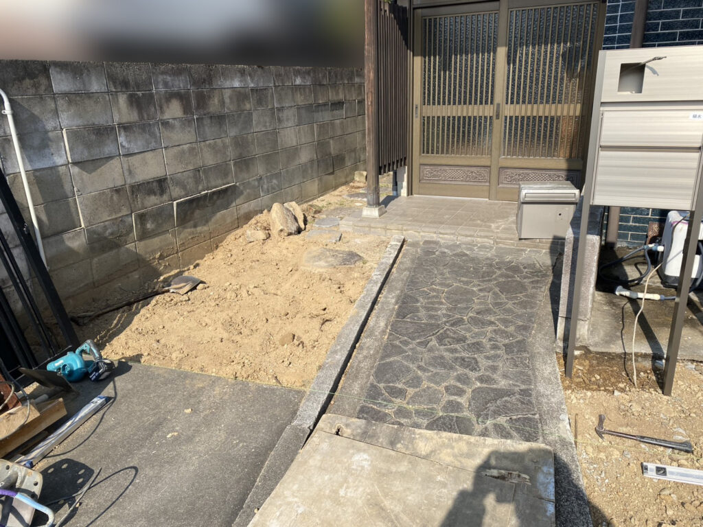 【香川町Ｈ様邸】駐車場拡張＆庭じまい工事｜鋤取り完了！新たな駐車スペースの土間コンクリート打設中 (株)カインズガーデン