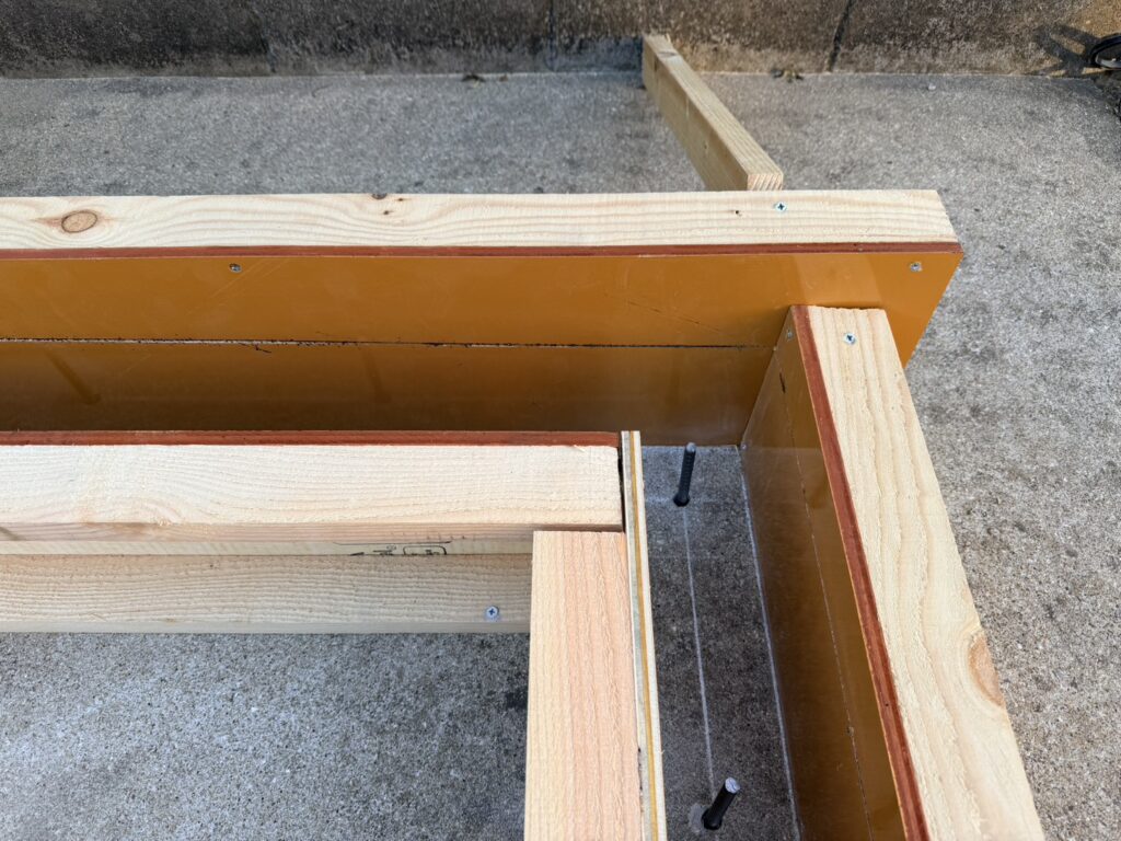 【香川町Ｖ様邸】バイクガレージ工事｜ガレージＲＣ基礎の型枠完了。コンクリートの流し込みも完了 (株)カインズガーデン