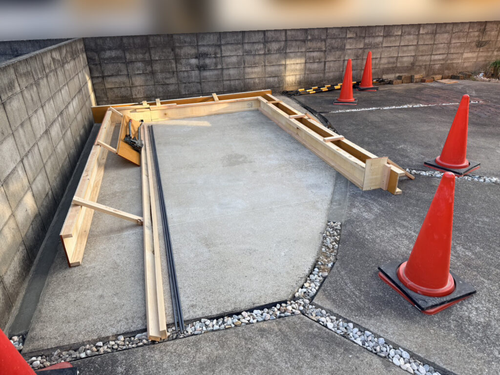 【香川町Ｖ様邸】バイクガレージ工事｜ガレージＲＣ基礎の型枠完了。コンクリートの流し込みも完了 (株)カインズガーデン