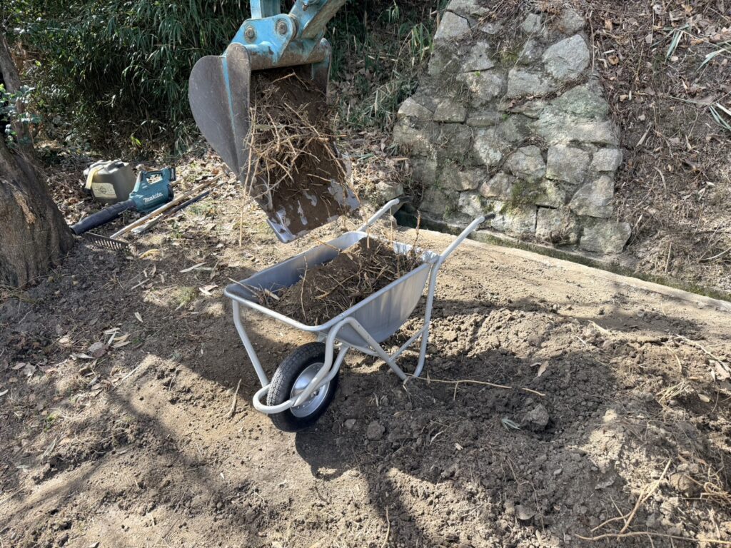 【多度津町Ｓ様所有地】雑草対策工事｜雑草撤去しスッキリ✨一面に張り放題の笹の根っこも撤去します (株)カインズガーデン