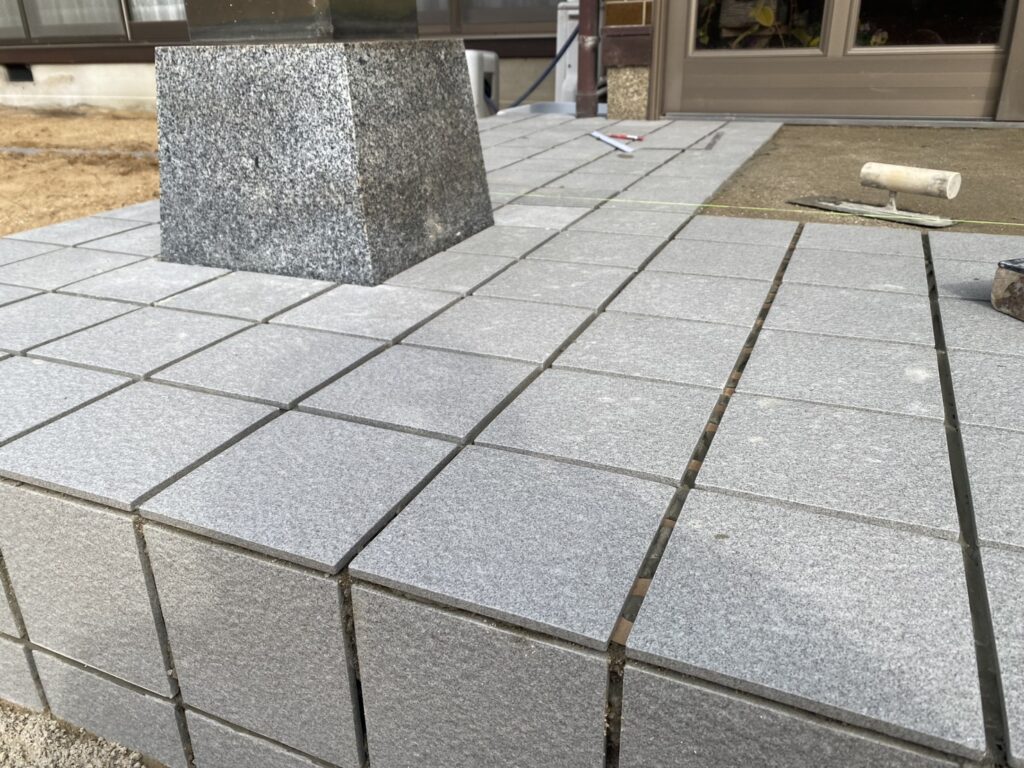 【綾川町Ｔ様邸】雑草対策＆庭仕舞い工事｜玄関タイル完成✨土間コンクリートの打設準備をします (株)カインズガーデン