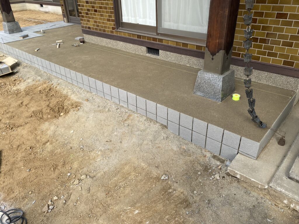 【綾川町Ｔ様邸】雑草対策＆庭仕舞い工事｜玄関タイル完成✨土間コンクリートの打設準備をします (株)カインズガーデン