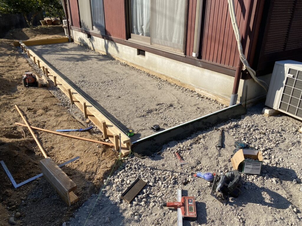 【綾川町Ｔ様邸】雑草対策＆庭仕舞い工事｜玄関タイル完成✨土間コンクリートの打設準備をします (株)カインズガーデン