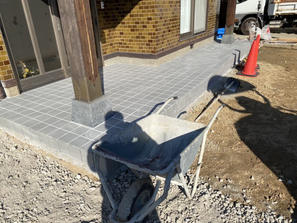 【綾川町Ｔ様邸】雑草対策＆庭仕舞い工事｜玄関タイル完成✨土間コンクリートの打設準備をします (株)カインズガーデン