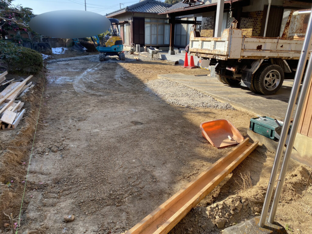 【綾川町Ｔ様邸】雑草対策＆庭仕舞い工事｜玄関タイル完成✨土間コンクリートの打設準備をします (株)カインズガーデン