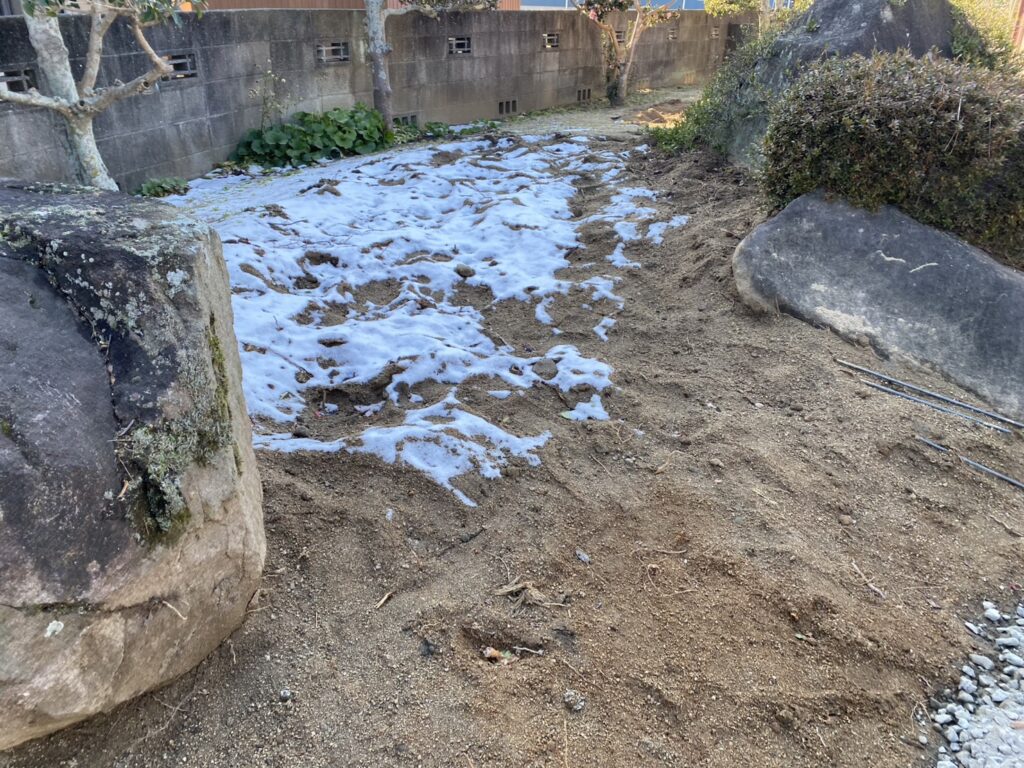 【綾川町Ｔ様邸】雑草対策＆庭仕舞い工事｜玄関タイル完成✨土間コンクリートの打設準備をします (株)カインズガーデン