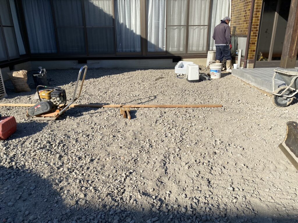 【綾川町Ｔ様邸】雑草対策＆庭仕舞い工事｜玄関タイル完成✨土間コンクリートの打設準備をします (株)カインズガーデン