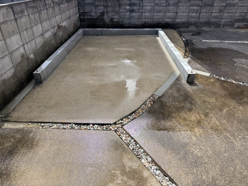 【香川町Ｖ様邸】バイクガレージ工事｜RC基礎きれいに完成！さっそくバイクガレージを設置します (株)カインズガーデン