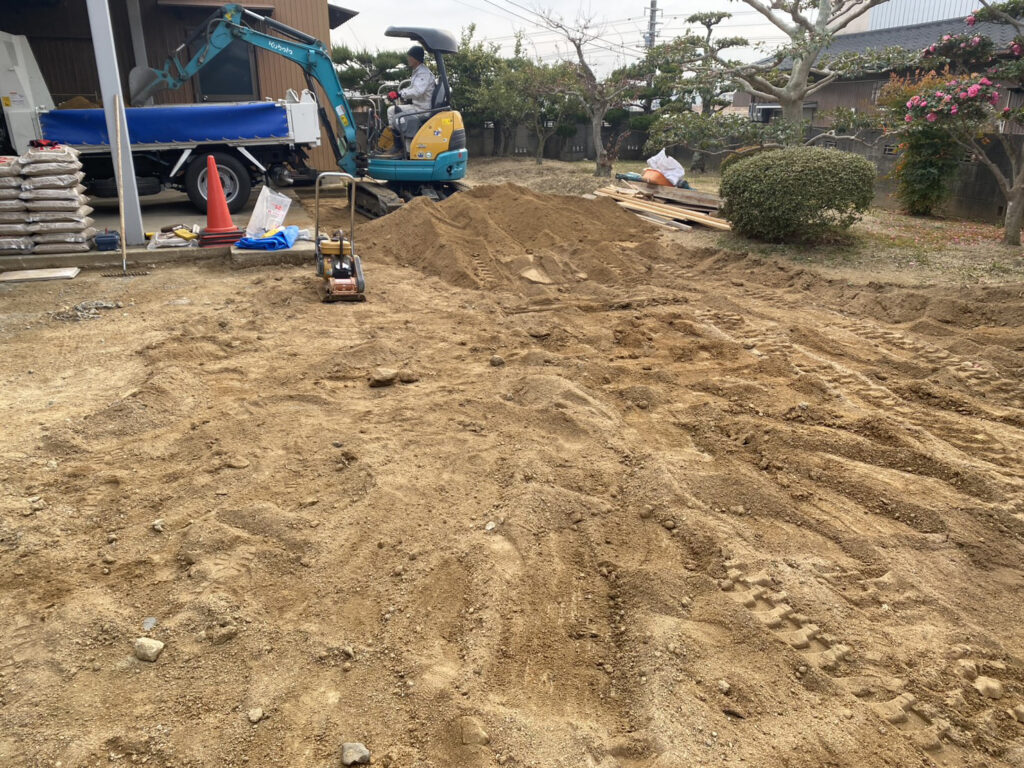 【綾川町Ｔ様邸】雑草対策＆庭仕舞い工事｜玄関タイル完成✨土間コンクリートの打設準備をします (株)カインズガーデン