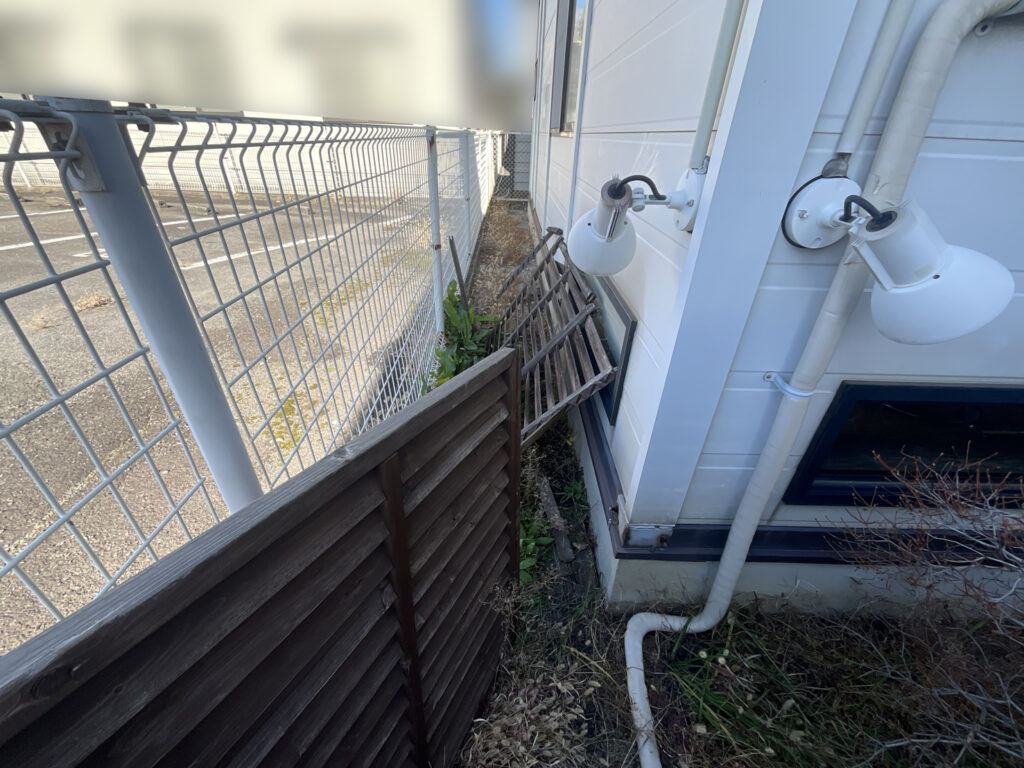 【高松市Ａ様邸】雑草対策工事着工⛑｜雑草や低木・木製フェンスも撤去し、景観スッキリに仕上げます (株)カインズガーデン