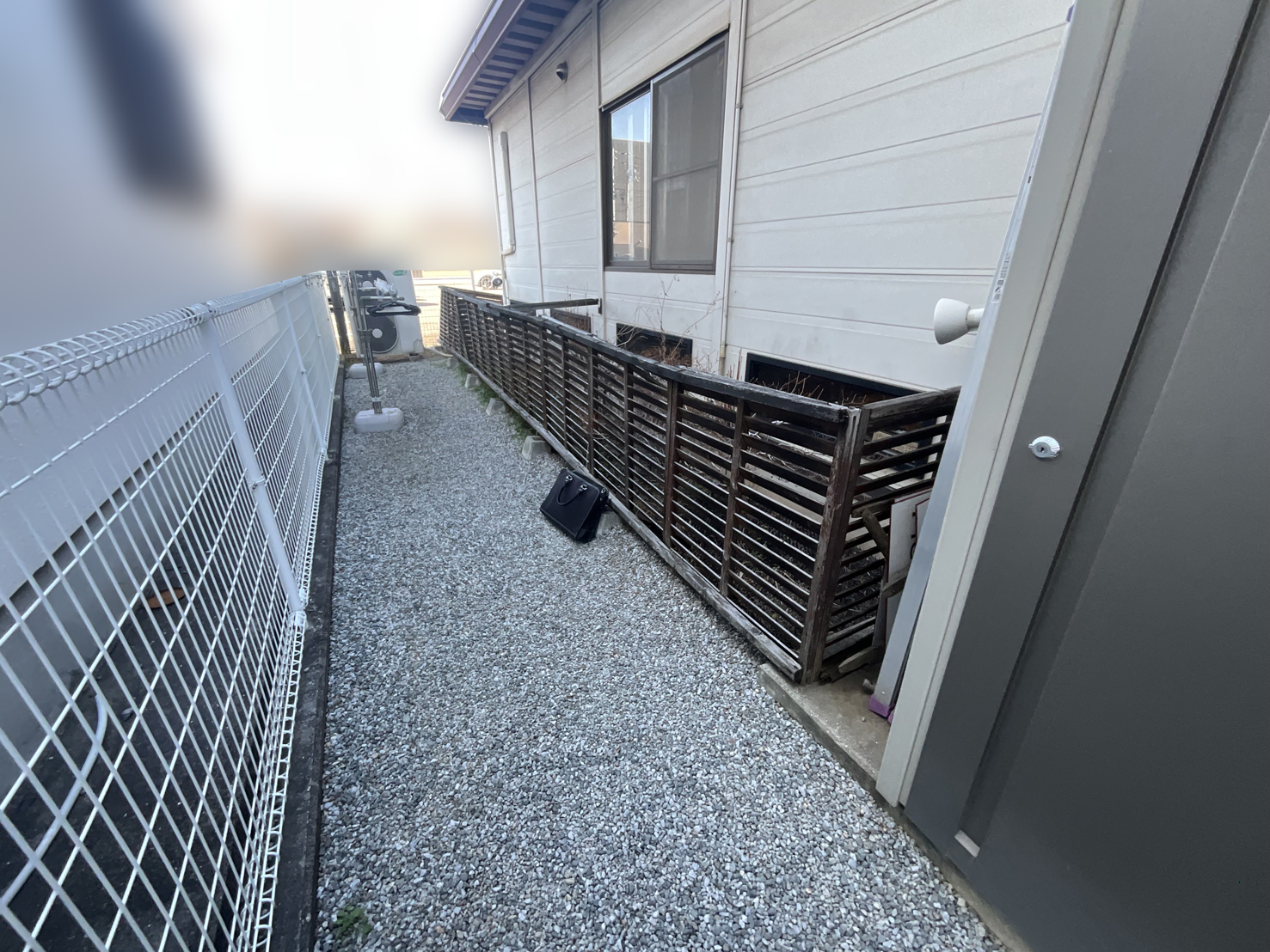 【高松市Ａ様邸】雑草対策工事着工⛑｜雑草や低木・木製フェンスも撤去し、景観スッキリに仕上げます (株)カインズガーデン