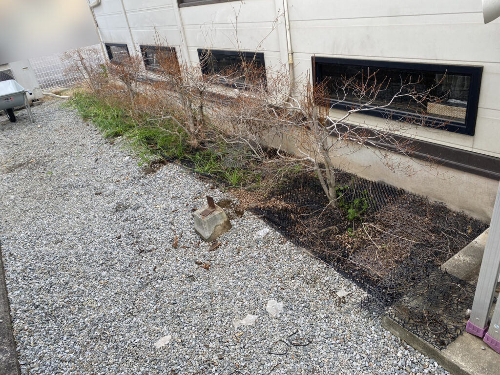 【高松市Ａ様邸】雑草対策工事着工⛑｜雑草や低木・木製フェンスも撤去し、景観スッキリに仕上げます (株)カインズガーデン