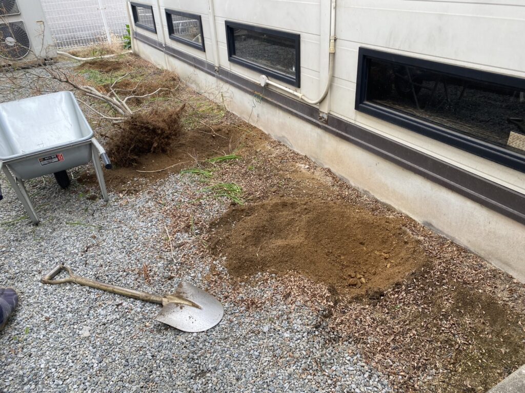 【高松市Ａ様邸】雑草対策工事着工⛑｜雑草や低木・木製フェンスも撤去し、景観スッキリに仕上げます (株)カインズガーデン